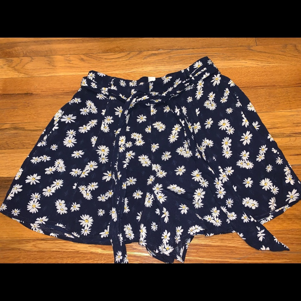 American Eagle Flowy Daisy Print Shorts